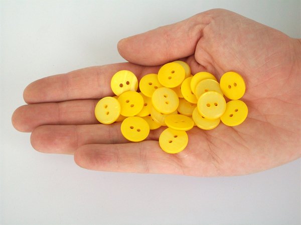 Knöpfe gelb 25 Stück - 1,5cm aus Kunststoff